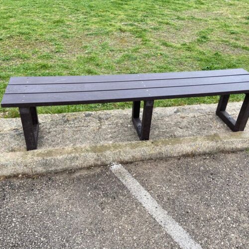 Asiento básico de plástico 100% reciclado instalado en zona ajardinada