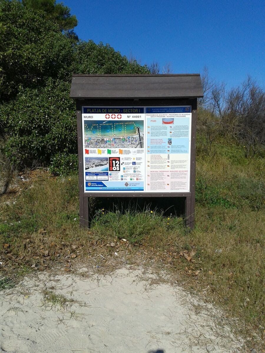 Cartel informativo ecológico con tejado de plástico reciclado en naturaleza frente al mar