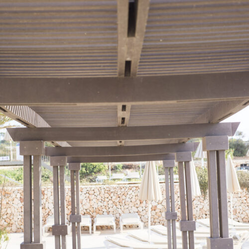 Detalle de pérgola Splash ecológica de plástico reciclado instalada en parque
