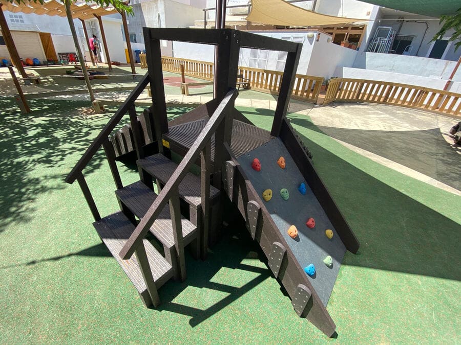 Detalle de Rocódromo con plataforma ecológico de plástico reciclado instalado en zona infantil
