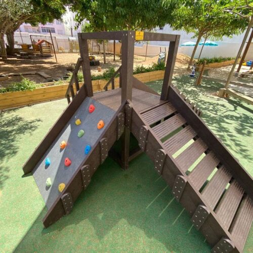Detalle de Rocódromo con plataforma ecológico de plástico reciclado instalado en zona infantil