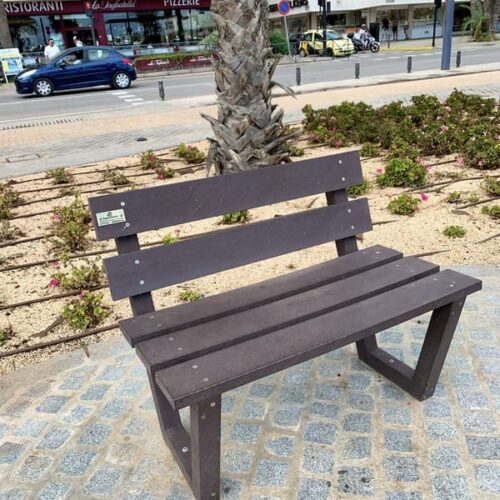 Detalle de banco Ibiza ecológico de plástico reciclado