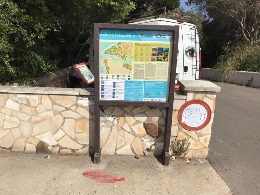 Detalle de Cartel informativo sin tejado ecológico instalado en zona forestal
