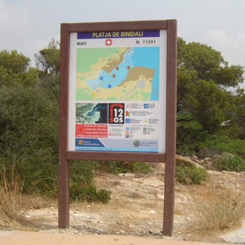 Detalle de Cartel informativo sin tejado ecológico instalado en zona forestal