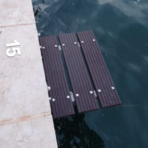Detalle de Escalón para barcos ecológico de plástico reciclado instalado en puerto de Mahón