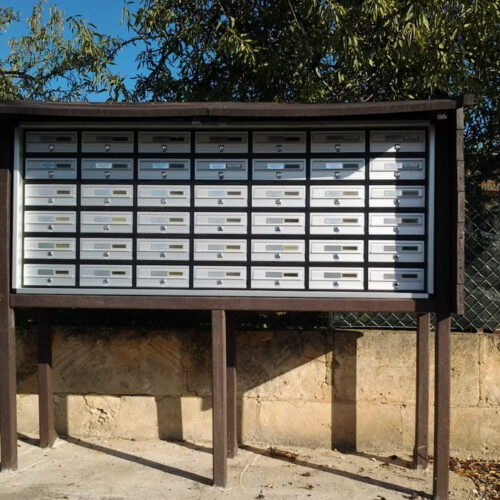 Detalle de Soporte buzones ecológicos de plástico reciclado en zona forestal