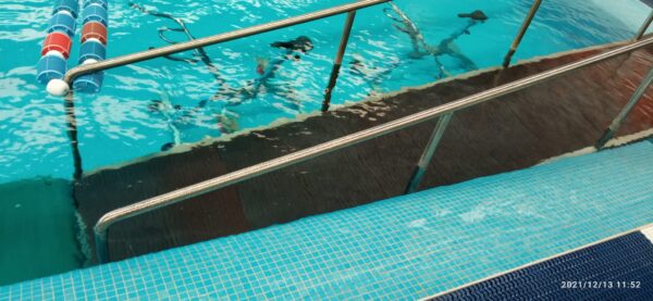 Fotografía de Tarima flotante de acceso a piscina ecológica de plástico reciclado