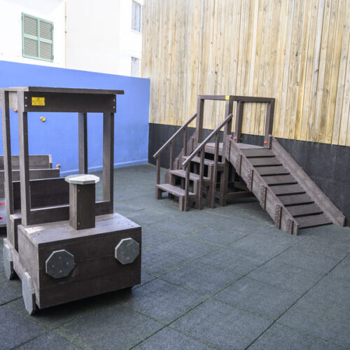 Detalle de Tren ecológico de plástico reciclado instalado en patio de colegio