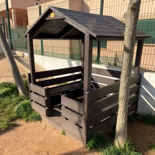 Detalle de caseta infantil ecológica de plástico reciclado