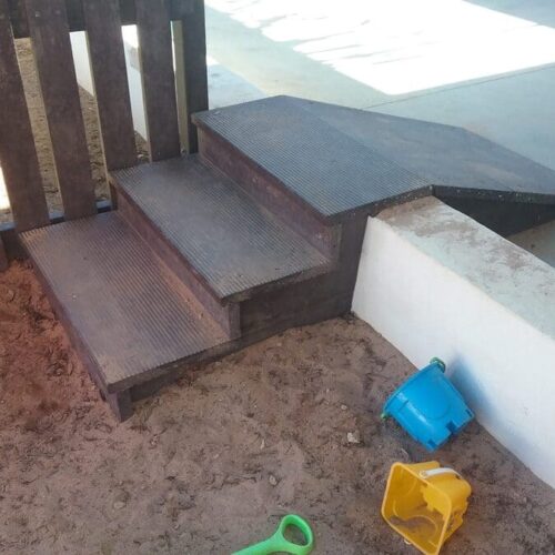 Detalle de escalones ecológicos de plástico reciclado