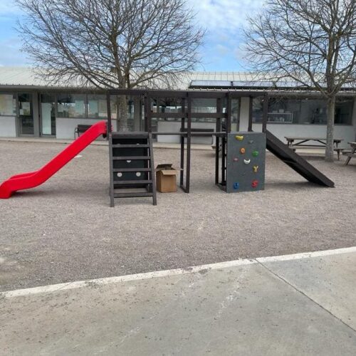 Detalle de Tobogán 2 torres y pasarela ecológico de plástico reciclado instalado en colegio