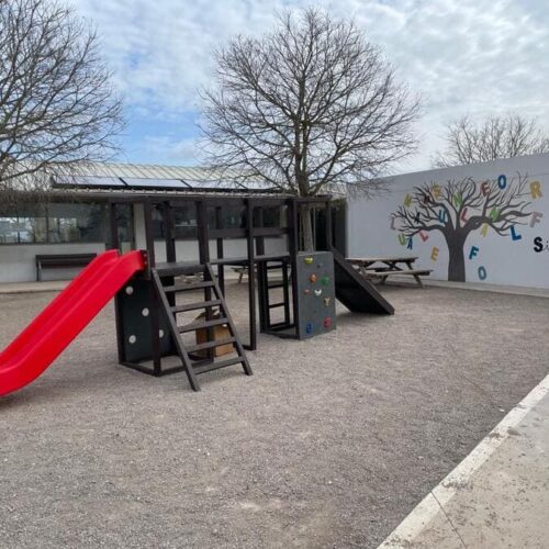 Detalle de Tobogán 2 torres y pasarela ecológico de plástico reciclado instalado en colegio