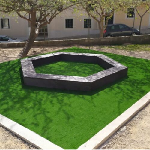 Detalle de Zona hexagonal de juego ecológica de plástica reciclado en parque