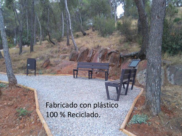 Detalle de mobiliario plástico reciclado montana san Cristóbal