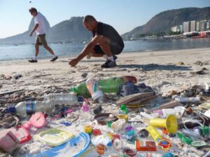 Fotografía en el que vemos gran cantidad de plásticos en la playa