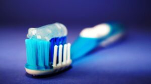 Imagen de un cepillo con pasta dentífrica que puede contener microplásticos